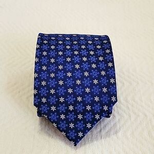 Hallmark Holiday Traditions Snowflake Tie